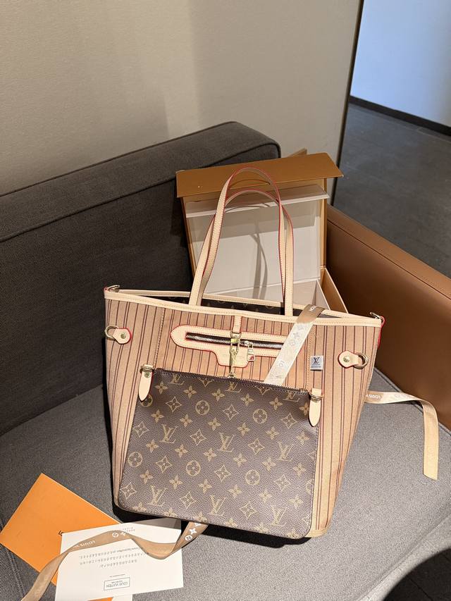 折叠礼盒包装 Lv Neverfull 新款 双面nf 购物袋！入门级的款式哦！绝对的终身款！此物经典不言而喻！街拍和实用都是非常nb的选择！大家拿到后可以感受