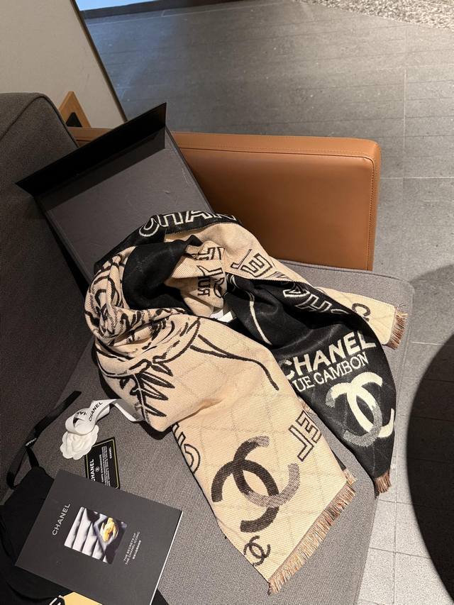 礼盒包装+5 Chanel羊绒围巾 高品质 艺术感十足 大写的贵气 携带不占地方 围久了也不会累 集美们 还不快冲