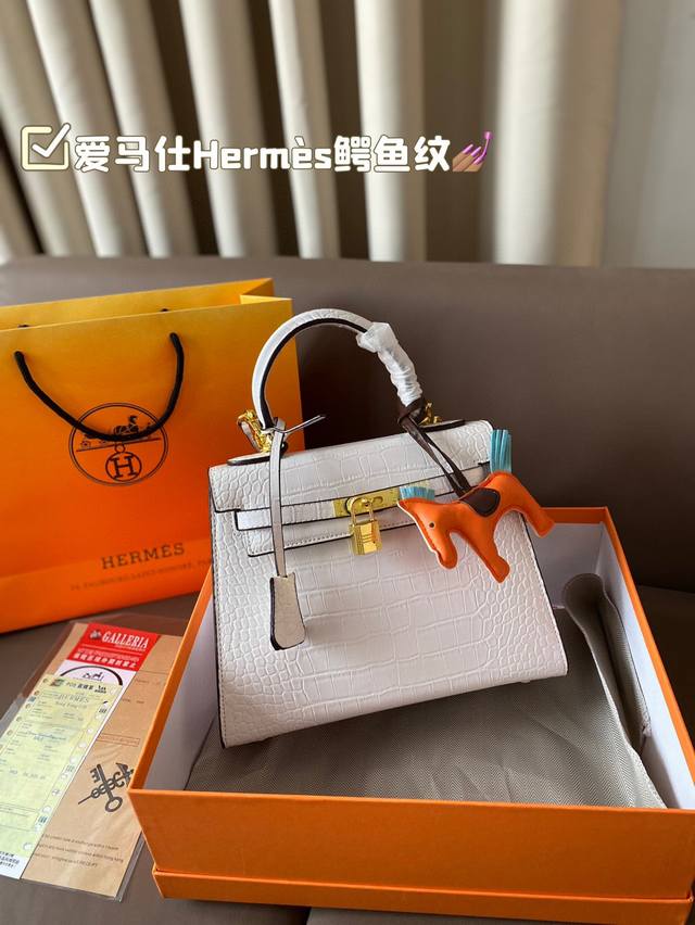 爱马仕上新hermès 鳄鱼纹凯莉包 明星同款 人手必备款 Hermès每个女孩的必备品 手提肩背 特别实用 送人自留都有面儿 盒子包装 尺寸25*20Cm