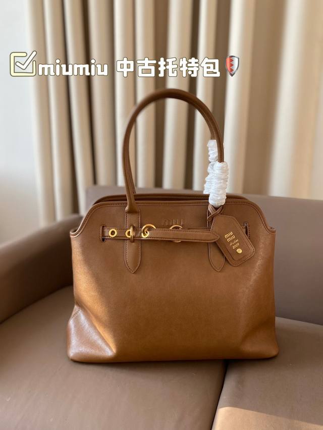 Miumiu 中古托特包包， 特别喜欢这个的设计！ 缪缪的坑真的好仙女好好看！ 尺寸40*30