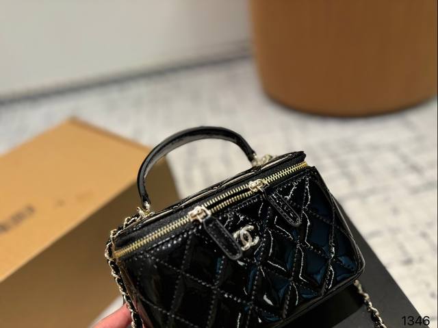 折叠盒 Chanel24A新品上市 Chanel香奈儿最新一季的24A正式上市咯这季的包包都十分好看哦专柜黑金的依然一包难求甚至很多都溢价 但是依然阻挡不了香奈