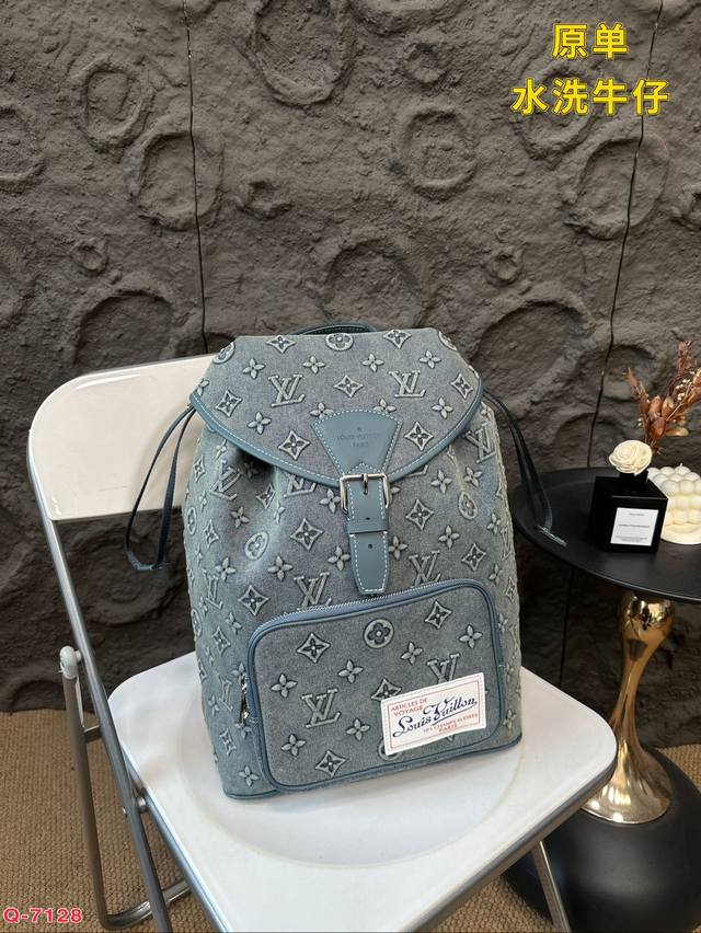 Lv 浮雕logo水洗牛仔 双肩包 驴家牛仔双肩包 Montsourisbackpack，实物都超酷，宝子们闭眼冲，一年四季皆可且自重轻！整个包身没有过多的五金