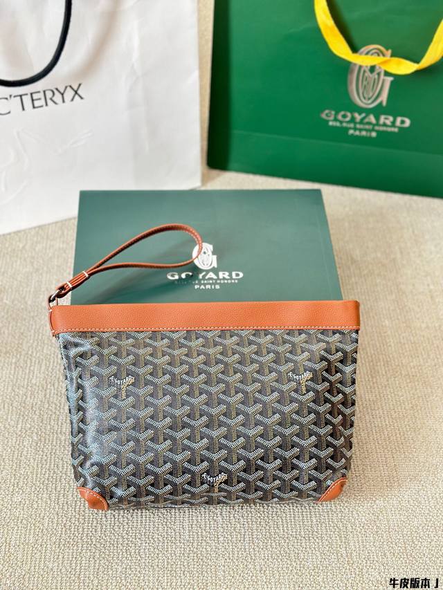 牛皮版本 Goyard 全新款 Conti Pouch 手拿包 Contipouch是一款非常实用的包款，有着非常不错的大容量且自重很轻，有一条可随时收入包内的