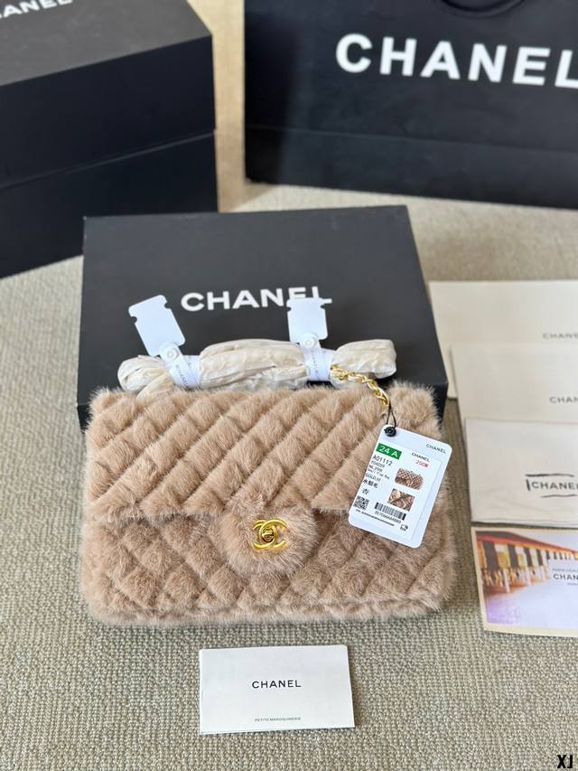 毛毛 香奈儿chanel 小香兔毛cf包 高级货原单品质 进口面料原版面料专柜对版回头率百分百哦 细节完美高端版本 内里有专柜标码 细节完美 真正的白富美专用包