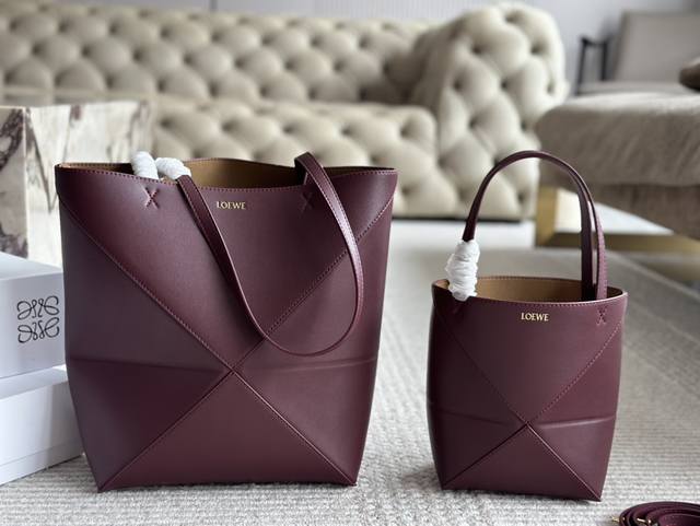 配盒 Size：上宽39*33Cm 大 上宽25*22Cm 小 Loewe Puzzle 新款 Tote 新晋顶流～ 可以折叠的包包 出行很方便哟