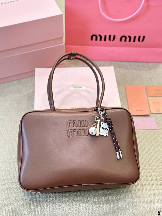 配挂件 Size：大号35 25Cm Miumiu保龄球 公文包 对版面料 皮质光滑细腻柔软， 棉质缎面衬里。 背起来都很nice 哦 可手拎也可斜挎！ 出场就