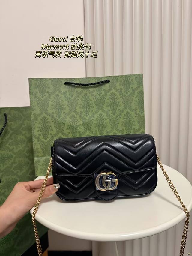 配盒 Gucci 古驰 Marmont 链条包 配卡包 御姐风扑面而来 颜值简直满分。 尺寸：21*13Cm