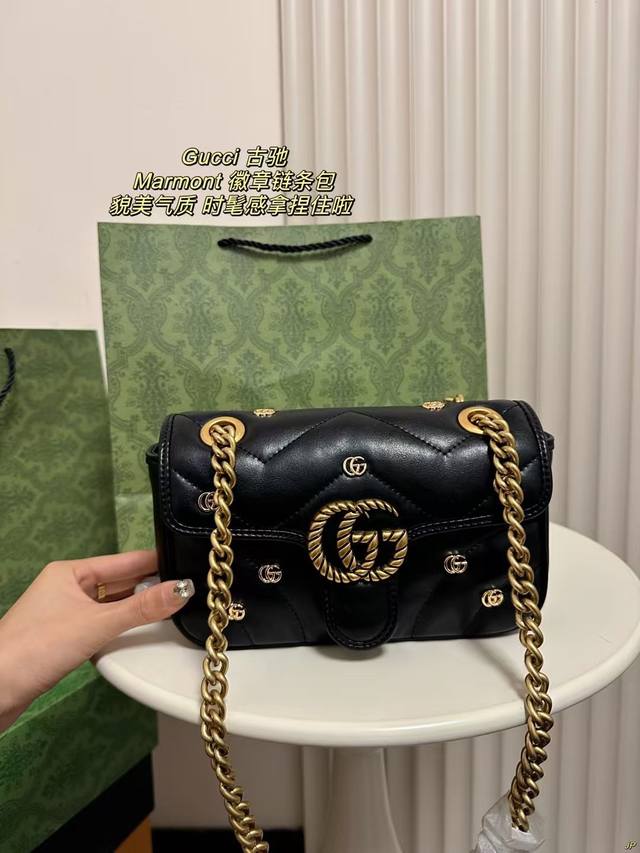 配盒 Gucci 古驰 Marmont徽章链条包 时髦拿捏住啦 不显老气好好搭啊 而且貌美气质加成好高的呀~爱死了这份从容优雅。 尺寸：21*14Cm