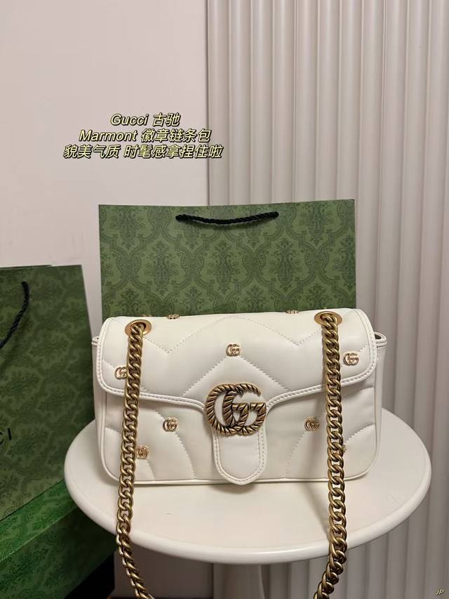 配盒 Gucci 古驰 Marmont徽章链条包 时髦拿捏住啦 不显老气好好搭啊 而且貌美气质加成好高的呀~爱死了这份从容优雅。 尺寸：25*16Cm