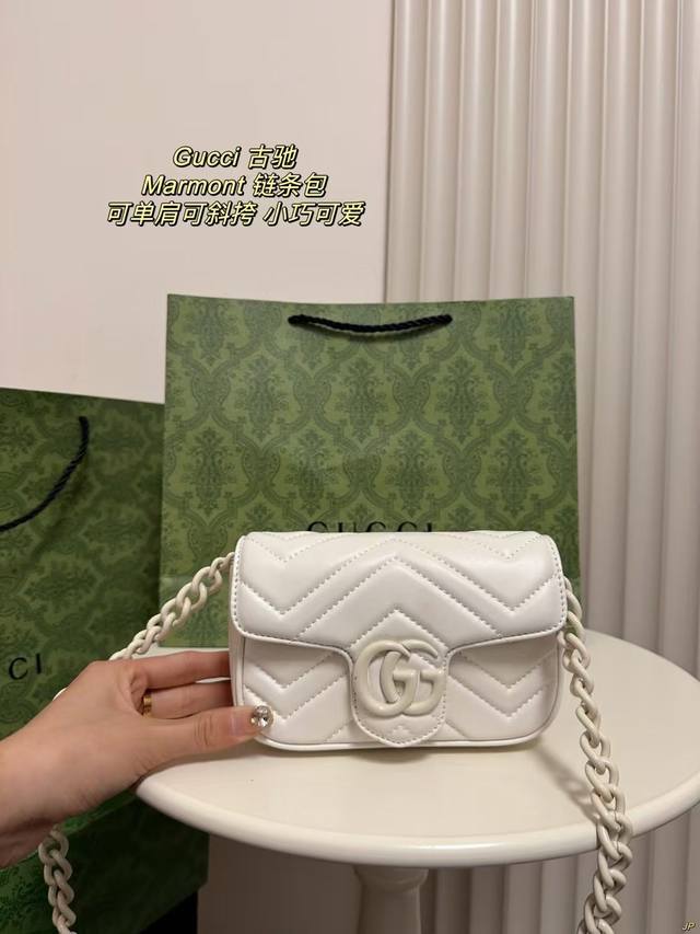 配盒 Gucci 古驰 Marmont 链条包 太喜欢marmont了呀mini的容量也是真的绝绝子，放一部手机也不会觉得累赘 尺寸：17*11Cm