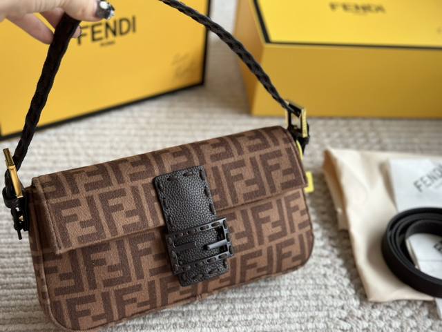 配盒 Size：25*13Cm Fendi 中古 法棍包 经典老花大f 搭配牛皮 配两条肩带 很有感觉的复古感