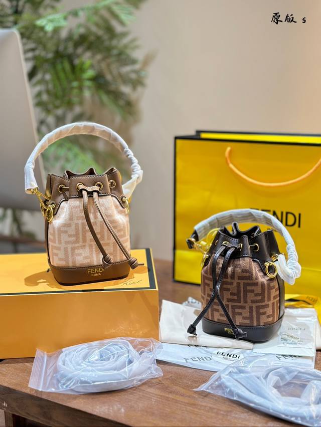 Fendi Mon Tresor小号水桶手袋 2024年米兰时装周街拍中，潮人们背的最多的包包大概就是fendi芬迪的这款水桶包了。配有抽绳和fend金属标志装