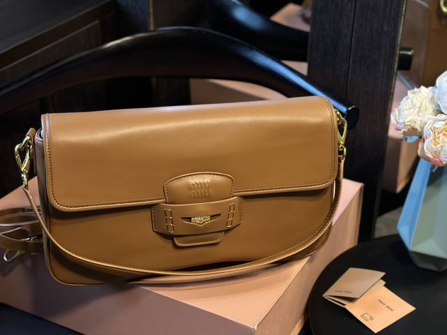 头层牛皮 Miumiu 全新penny Leather Bag，三款色调 秋冬必备：Miu Miu的新款penny Leather Bag来了！ 经典便士乐福鞋