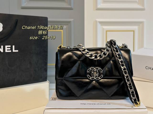 折叠盒 Size25×19 Chanel 香奈儿新款19Bag链条包 皮质细腻柔软，质感像云朵一样 皮穿金属肩带，款式别致！ 上身自带氛围感↗ 温柔慵懒随意感十