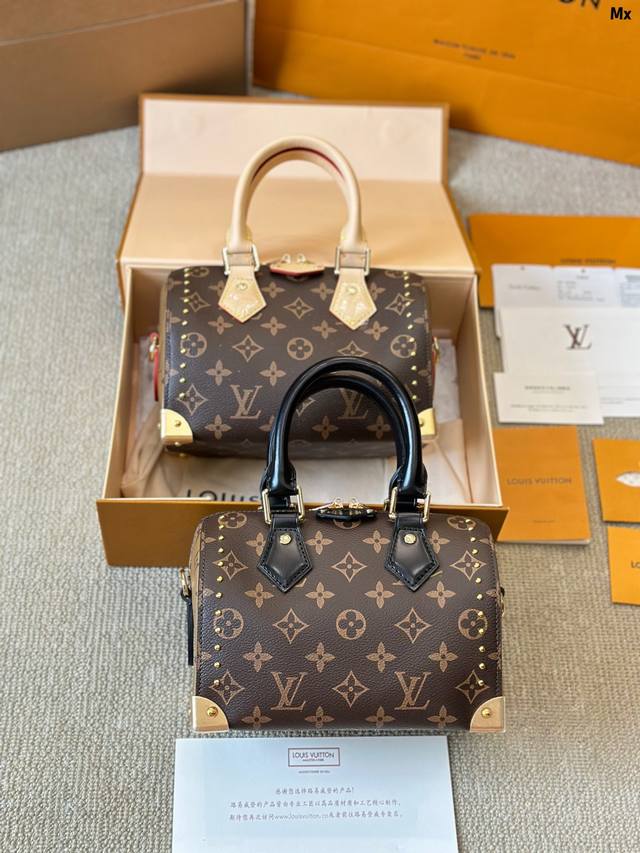 牛皮版本 Lv Speedy 20Cm枕头包 无论版型 内里和专柜毫无差别 真正原版复刻 内里可拆卸 火遍全球的爆款机场大包 机车女神包 明星同款 贵气而充满活