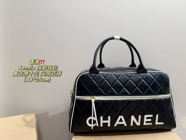 纯皮 尺寸46.25 香奈儿 Jennie 保龄球包 Chanel 复古感十足！容量超级大 又实用又能装 拿上手就是人间香奈儿 可当妈咪包休闲包运动包 出门凹造