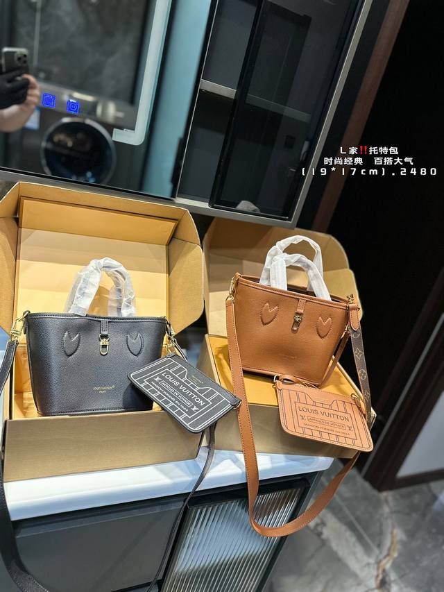 礼盒包装 Lv Neverfull 托特包极具传奇色彩的neverfull中号手袋：总是能够满足您对手提包的各种需要。容量大却不显笨重，挺括而手感柔软，居家出行