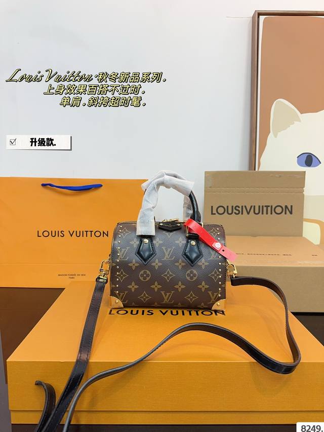 配礼盒. Lv Speedy铁角枕头包 这款retiro 手袋以标志性的lv老花面料制成，搭配奢华的变色牛皮饰边，经典永恒。优雅低调的外形设计和宽敞的包 全包对