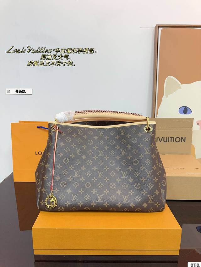 Lv｜路易威登 Artsy手提包 购物袋超大容量设计 手工编织手柄 简约中散发着奢华气质 容量很大，侧面的立体三角线条给足了稳定感。Arsty有棱角有性格，单根