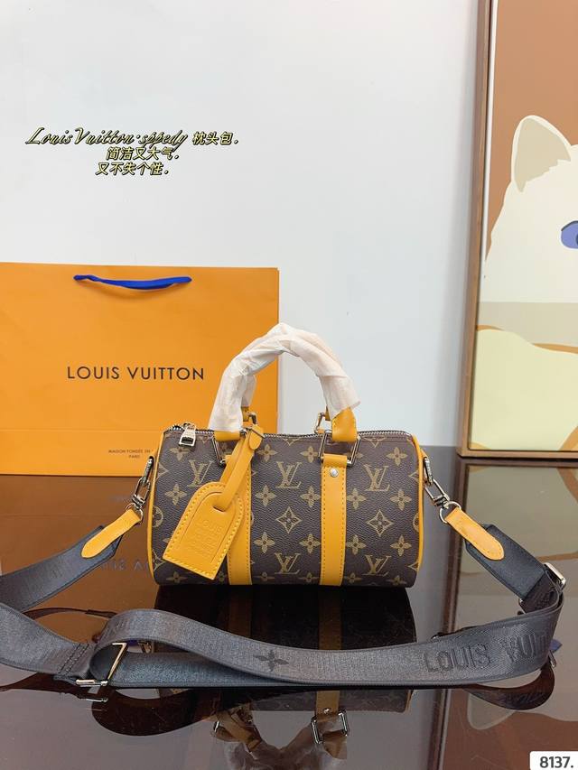 Lv X Nigo Keepall25.枕头包 手袋是一款理想的都市手袋。 标志性的造型与经典的 Monogram 帆布，加之多种携带方式和奢华的天然牛皮饰边为