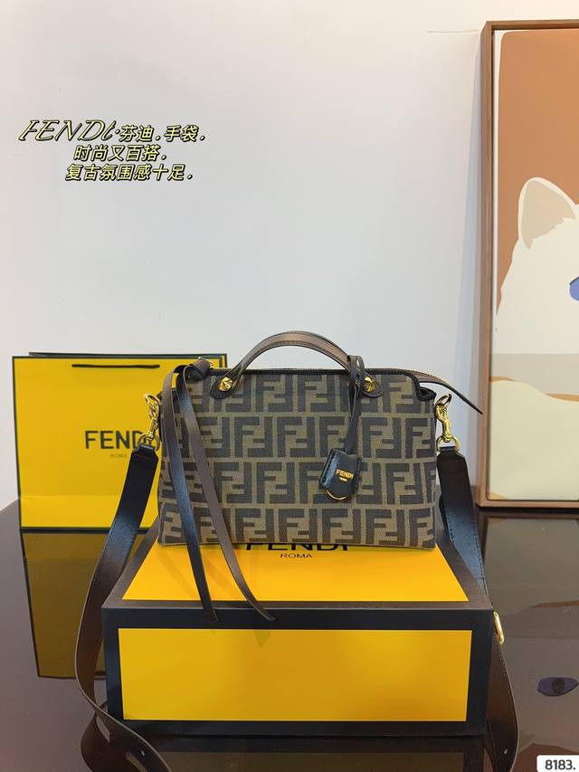 配礼盒 Fendi 芬迪 新款by The Way 迷你手提拉链波士顿 单肩斜挎枕头包 尺寸：27*11*17Cm