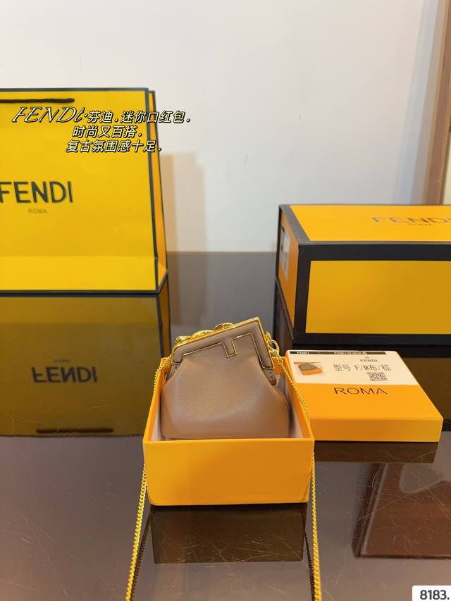 配礼盒. Fendi 芬迪mini Bag 夏季限定胶囊系列 口红包 零钱包 可单肩斜挎 凹造型神器 这个小可爱！那么小，除了凹造型很是可爱！超级减龄哦！尺寸：