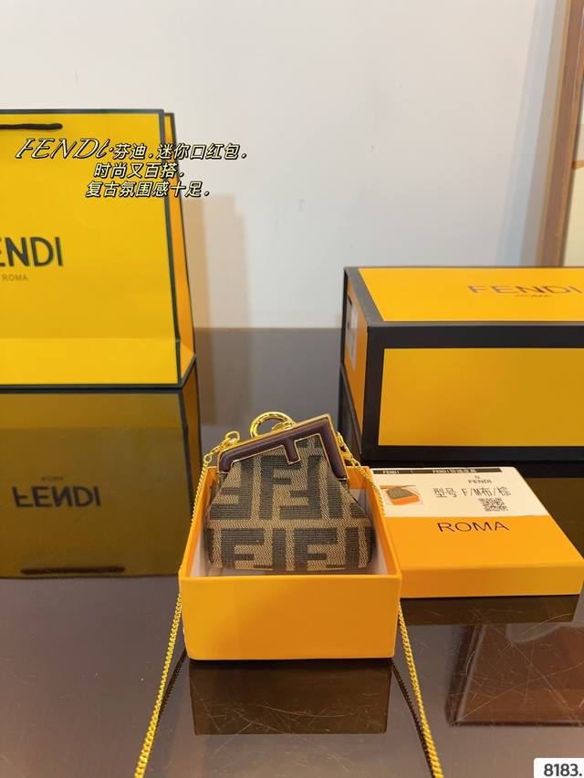 配礼盒. Fendi 芬迪mini Bag 夏季限定胶囊系列 口红包 零钱包 可单肩斜挎 凹造型神器 这个小可爱！那么小，除了凹造型很是可爱！超级减龄哦！尺寸：