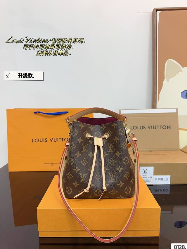 配礼盒 Lv 水桶包满满的专柜味道 Lv水桶包néonoé选用柔软的monogram帆布面料 并搭配变色皮装饰 细节完美对花 配纯正变色小牛皮 原版五金全部带l