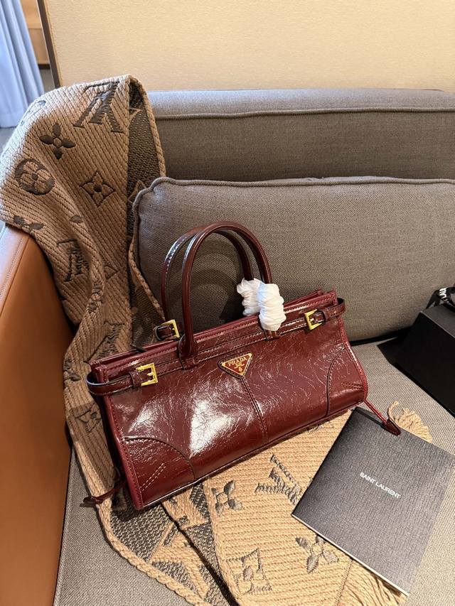 礼盒包装 Prada 新款 手提包 Tote 配长肩带 慵懒随性又好背 上身满满的惊喜 高级慵懒又随性 彻底心动的一只 Size：32 15Cm