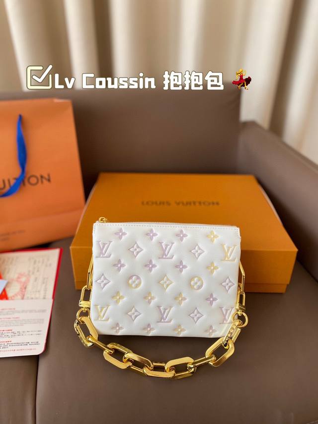 Lv Coussin 抱抱包 牛皮版本 最爱的黑白look来啦 柔软的小羊皮质地让我拿上手的那一刻就爱上了它的触感 包包内里很多小隔层 让各种私人物品各归其位