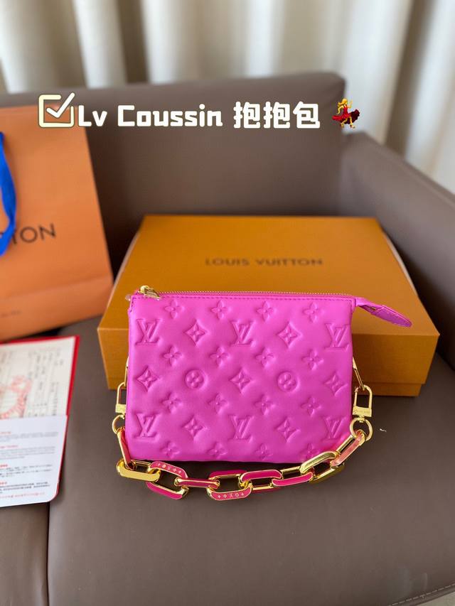 Lv Coussin 抱抱包 牛皮版本 最爱的黑白look来啦 柔软的小羊皮质地让我拿上手的那一刻就爱上了它的触感 包包内里很多小隔层 让各种私人物品各归其位