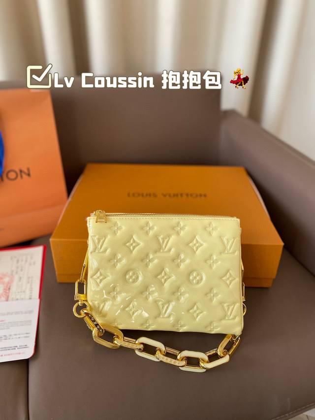 Lv Coussin 抱抱包 牛皮版本 最爱的黑白look来啦 柔软的小羊皮质地让我拿上手的那一刻就爱上了它的触感 包包内里很多小隔层 让各种私人物品各归其位