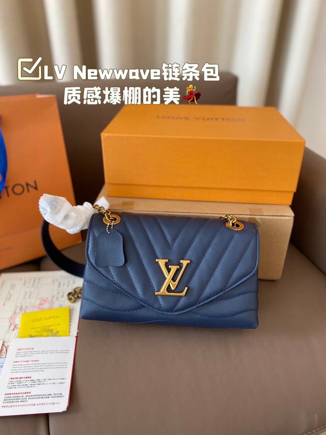 折叠盒尺寸23*16 Lv Newwave链条包 质感爆棚的美 上身真的太太太有质感啦 日常逛街不要太吸晴