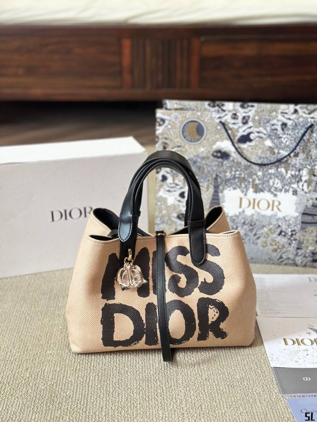 原版布 Missdiortoujours難得風衣材質搭配滿版missdior 內裏花紋，上 身直接法式慵懶感拉滿。 最新著用，容量剛剛好，小雙女孩也能駕馭的包款