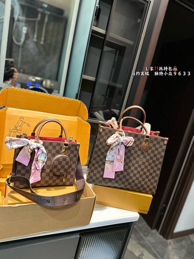 Lv本款onthego中号手袋释放monogram Empreinte压纹皮革的娴雅意味，可为当季造型注入盎然春意。充裕容量满足都市出行或商务所需，顶部手柄和长