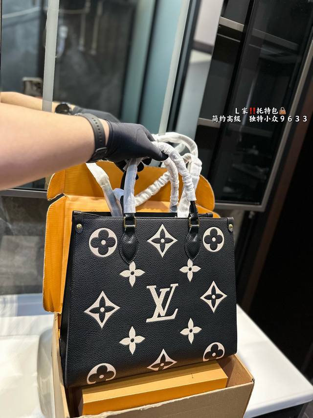 Lv本款onthego中号手袋释放monogram Empreinte压纹皮革的娴雅意味，可为当季造型注入盎然春意。充裕容量满足都市出行或商务所需，顶部手柄和长