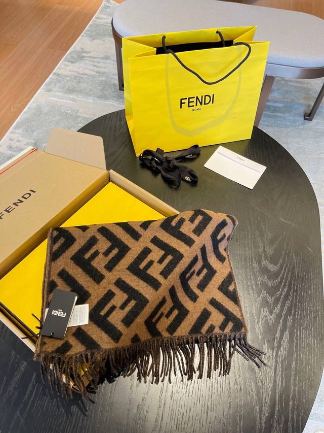 礼盒+5 Fendi 大流苏大logo双面羊绒围巾 Ff老花是所有大牌中最适合秋冬的颜色_甭管你的大衣是大红还是黑色 它驼色都能妥妥的驾驭 含量100%羊绒 超