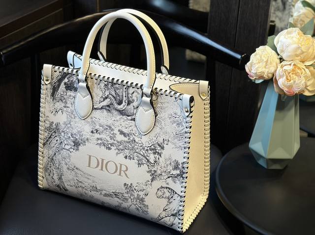 高品质dior Onthego妈咪袋 新款出炉 性价比之王这是一款超赞的包型，灵感来自于恶搞lv的街头品牌，曾经的曾经，Louis Vll Litton永远不会