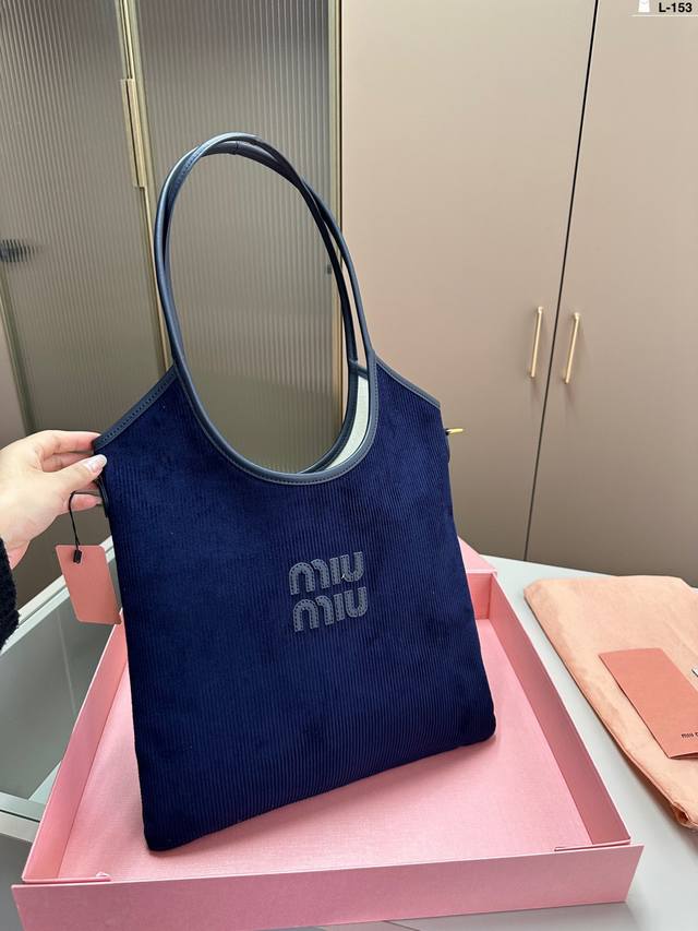 Miumiu新款托特tote 今年的风刮的太猛了 老多爆款了！绒料摸起来暖暖的 这款的版型也太好看了吧！ Miumiu准备承包我的夏天吗 L-153尺寸34×3