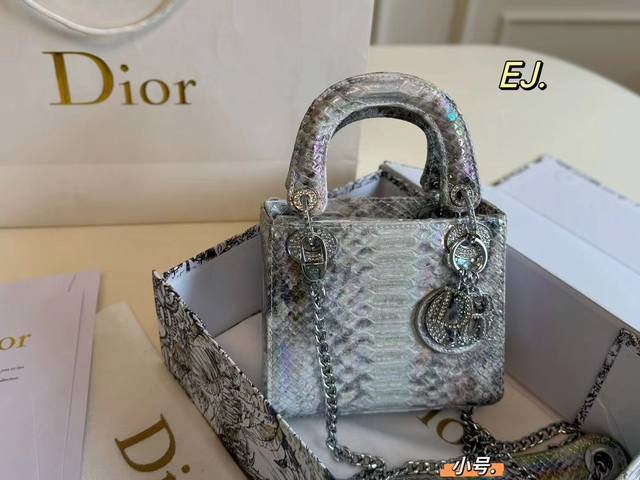 大号 小号 折叠盒 Size:20×17中号 17×14小号 Dior 迪奥新款满钻扣喜马拉雅戴妃包 采用仿蟒蛇皮材质 奢华高级 搭配银色满钻扣 时髦典雅的设计