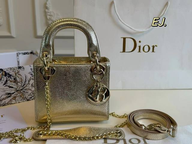 折叠盒 Size：17×14 Dior 迪奥新款蜥蜴皮戴妃包 采用仿蜥蜴皮材质 奢华高级 时髦典雅的设计经久不衰！ 配有两条长肩带，手提，斜挎都 高级感满，时尚