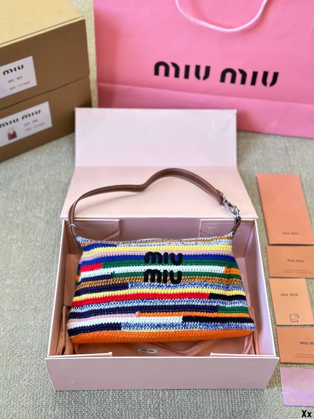 毛呢 Miumiu小公主就配背这个！ Size: 25*14Cm Miumiu彩虹包包甜度刚好！ 很难不爱啊啊！ 又奶又千金的感觉！ 可手拎也可斜挎！ 绝对不是