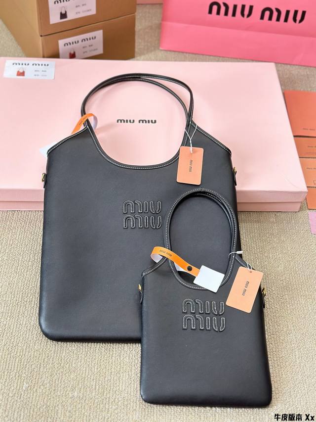 牛皮版本 Size：大号35*32Cm 小号20 20Cm Miumiu新款托特tote 今年的风刮的太猛了 老多爆款了！ 这款的版型也太好看了吧~