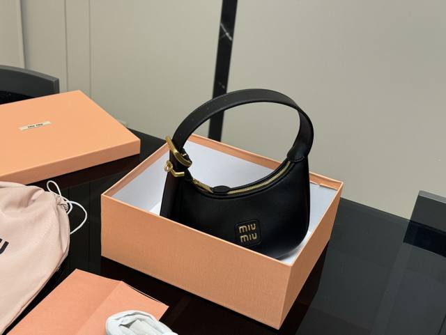 配盒 升级版 Size：23*13Cm Miumiu这新包， 新款hobo，太好搭配了 能拎、能挽、能肩背 有肩带 ， 可咸、可甜、可ac Alcohol&Co