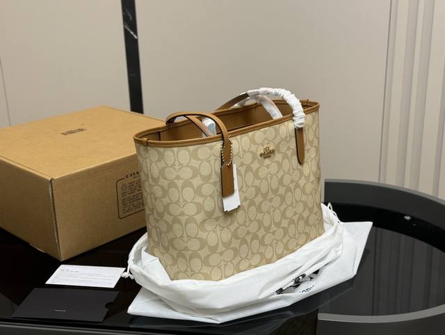 配飞机盒 复刻版 Size：35*27Cm 蔻驰 新款吸扣单面city托特包 经典logo购物袋tote包 最高版本！ 这个小长假需要它 搜索coach 购物袋