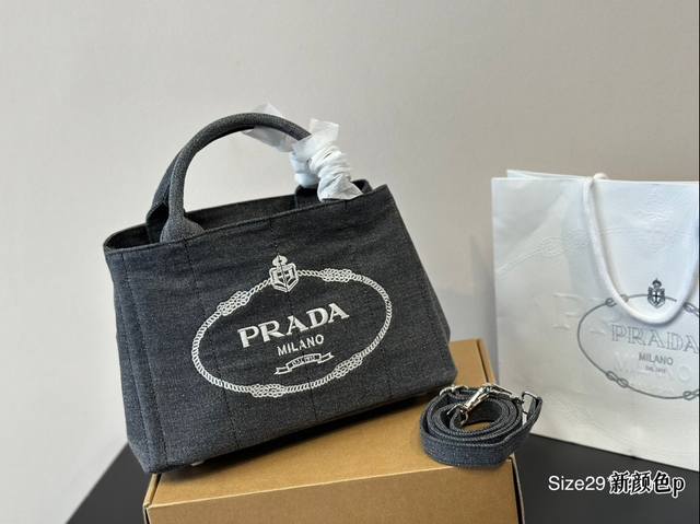 尺寸29.19 普拉达 沙滩包 Prada 正面印花 侧三角标 可以装ipad、水杯等 适合休闲or酷穿搭