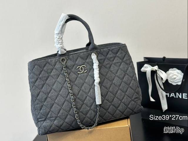 尺寸39*27Cm 香奈儿 牛仔手提链条包 Chanel 我対大 Tote 的要求一向是 要能装电脑！ 要很能造！ 通通符合！！ 通勤无压力