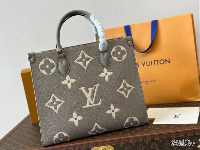 Lv本款onthego中号手袋释放monogram Empreinte压纹皮革的娴雅意味，可为当季造型注入盎然春意。充裕容量满足都市出行或商务所需，顶部手柄和长