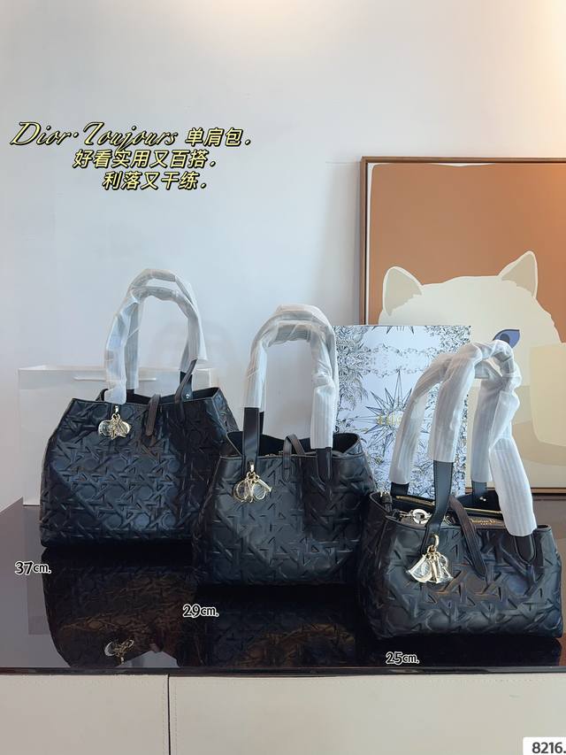 Dior 迪奥 2024新品 Toujours 购物袋 Dior Tote太百搭 背上都不离手的 Dior新款购物袋 日常使用率高 品颜值实用性兼具 出差旅行