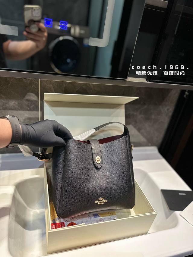 礼盒包装 蔻驰 Hadley 流浪包coach 自重轻且容量大，皮质细腻柔软 尺寸对小个子挺友好的！上身不会显得比例失调麂皮棕色跟秋冬就很绝配，管它好不好打理呢